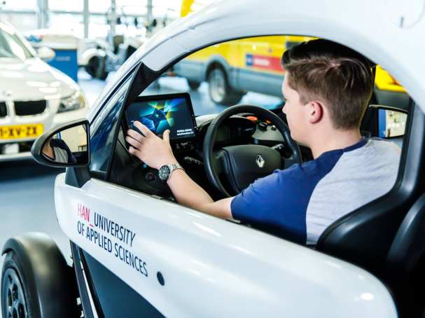 Studenten in automotive lab streetdrone