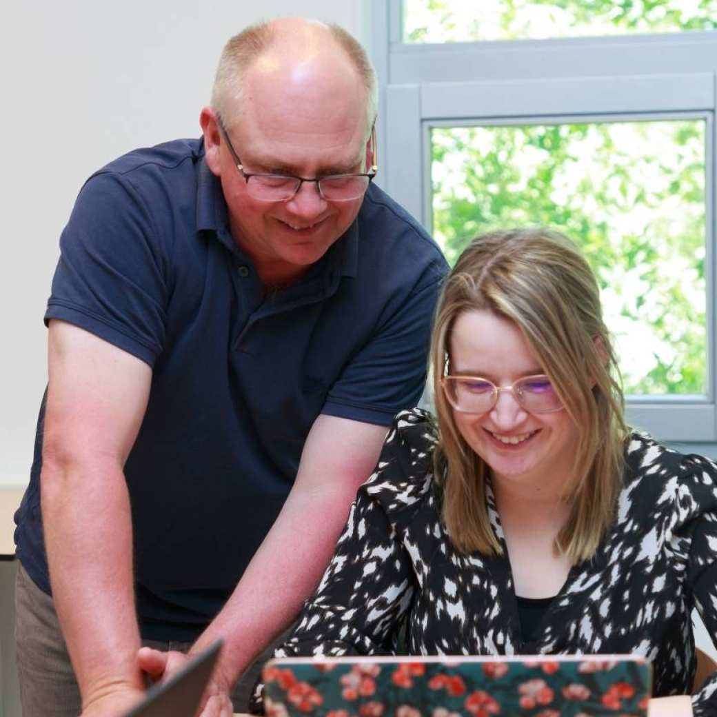 Docent Danial Godfrey en student Carmen Stoffers van de opleiding Master Molecular Life Sciences