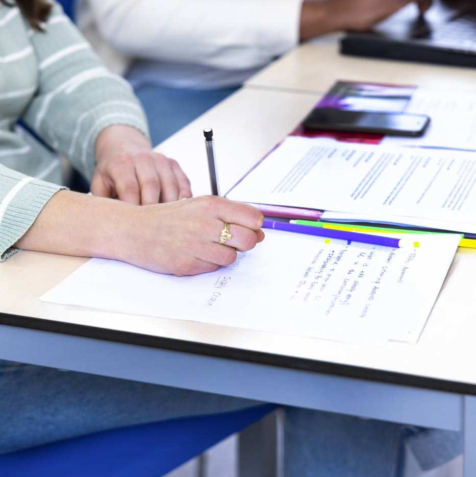 Een IB student is aan het schrijven