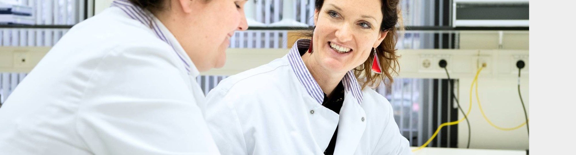 een masterstudent en een docent van de han physician assistant opleiding oefenen een medische handeling in een practicum