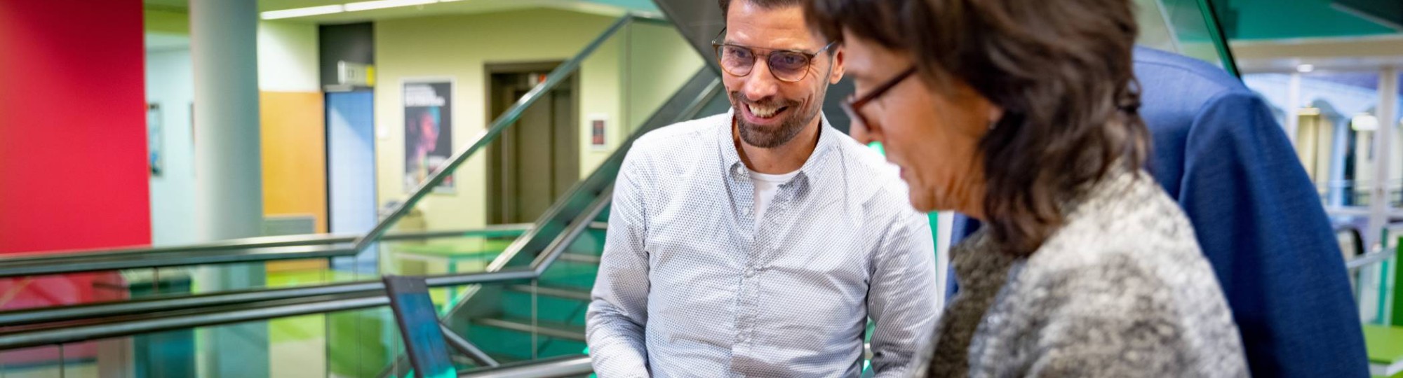 Twee docent-onderzoekers van het lectoraat Financial Control zijn met elkaar in overleg. 