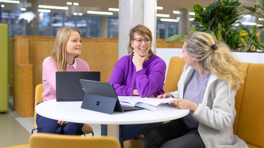 Drie deeltijdstudenten in overleg.