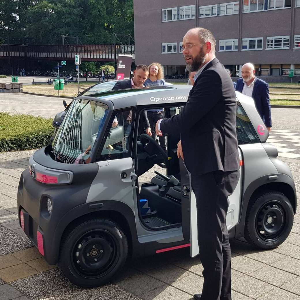 Rob Verhofstad met Frans Tillema in gesprek bij de Opel Rocks-e die onthuld is op de HAN Campus in Arnhem