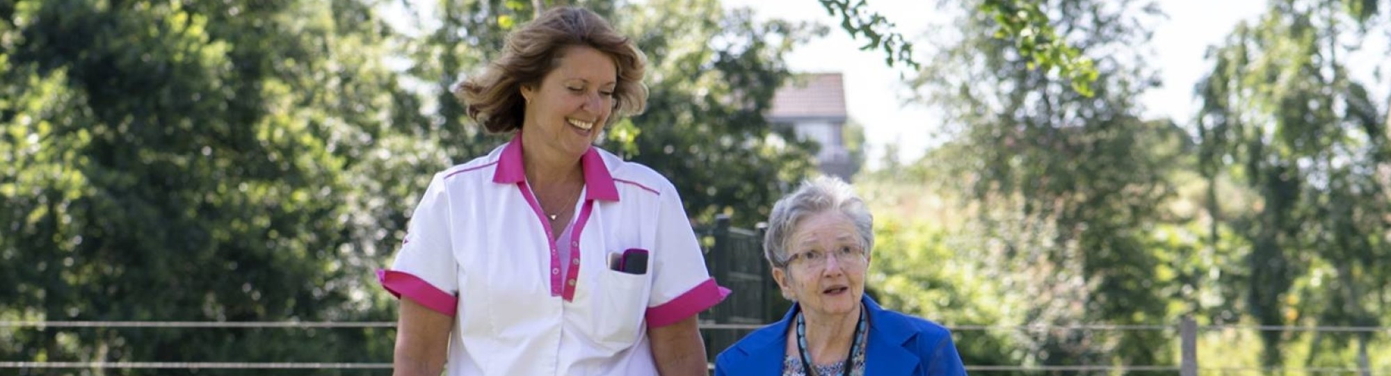 wijkverpleging-thuiszorg wandelen met vrouw