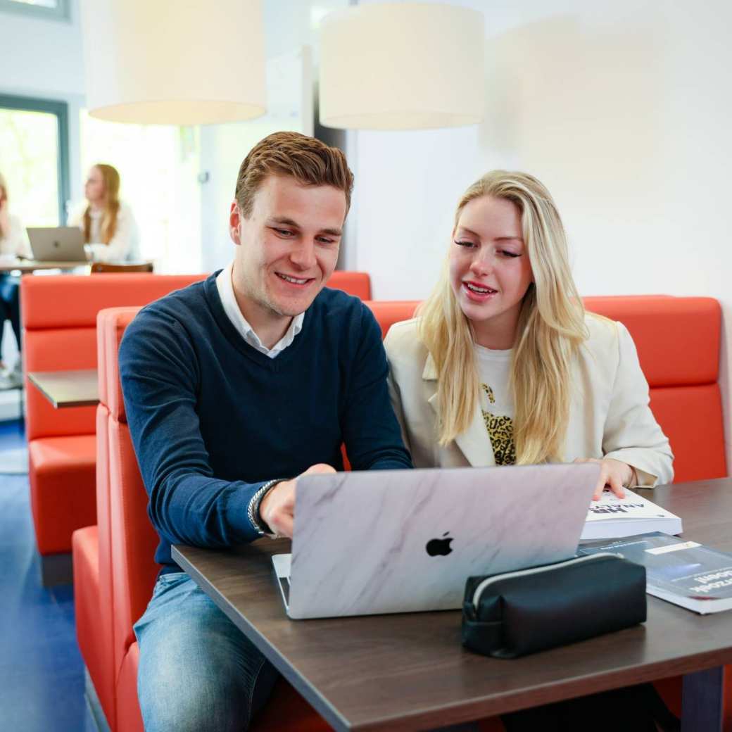 Studenten HRM samenwerken, foto 3100