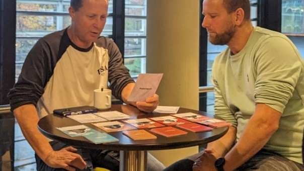 4 docentcoaches aan een tafel spelen Super Agent spel