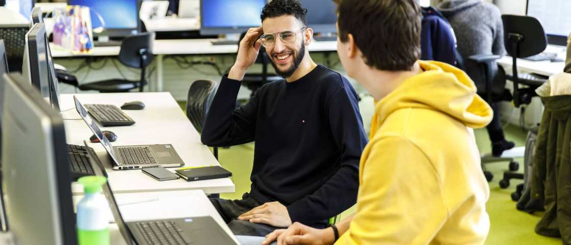 twee studenten in studiecentrum met laptop 