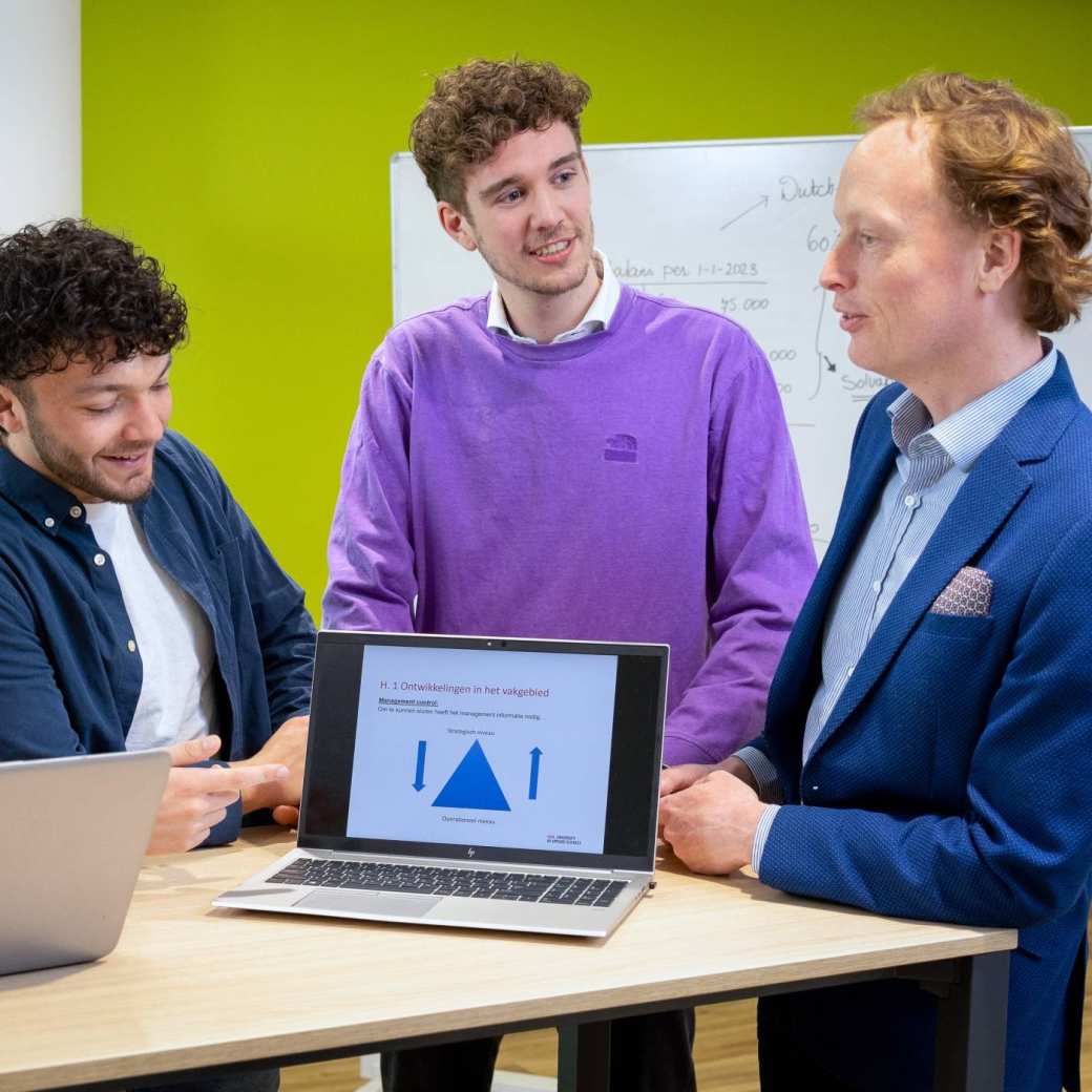 HAN docent Accountancy geeft uitleg aan 2 studenten