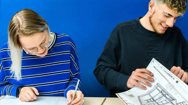 studenten werken aan een bouwplan