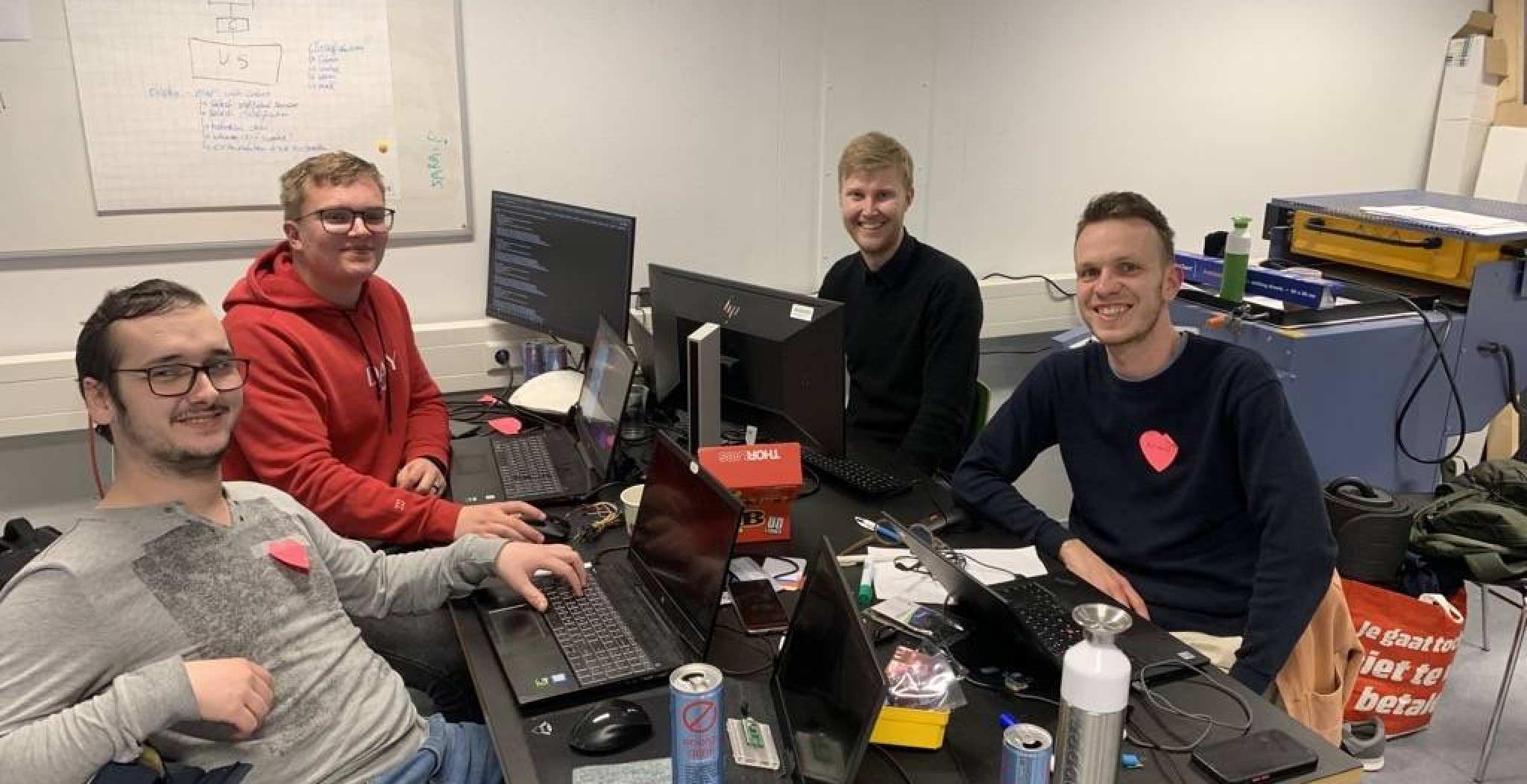 2 Onderzoekers en 2 studenten aan tafel tijdens de Sensor Data Challenge