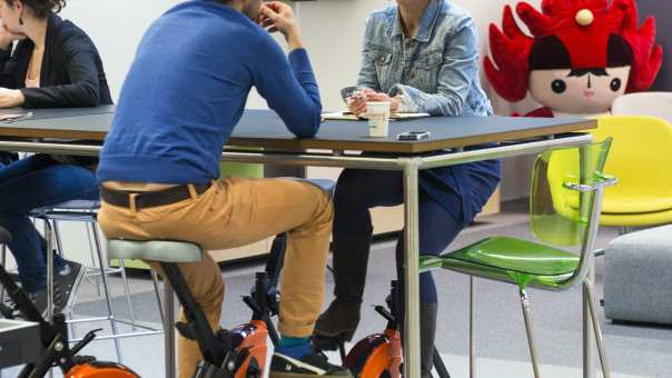 bespreekt dieetplan met vrouw