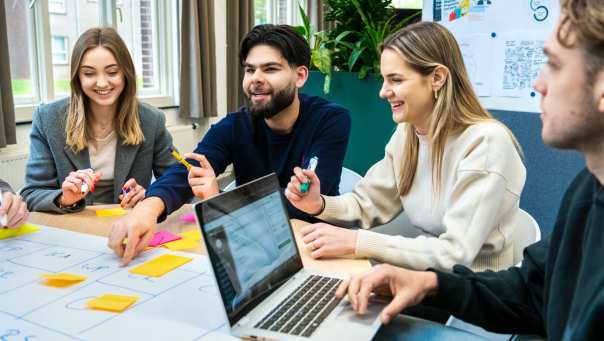 Ondernemerschap en Retail Management studenten in les