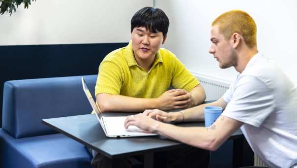 Studenten op de HAN-campus bespreken studiemateriaal van de master Circular Economy