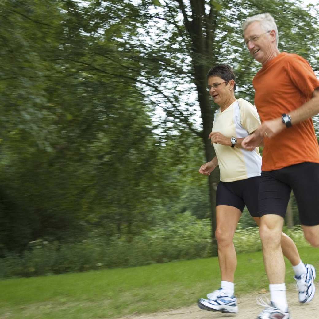 Hardlopen man vrouw buiten