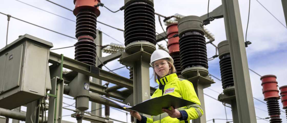 Oud-Studente Bianca Niekerk van de studie Elektrotechniek bij een transformator.