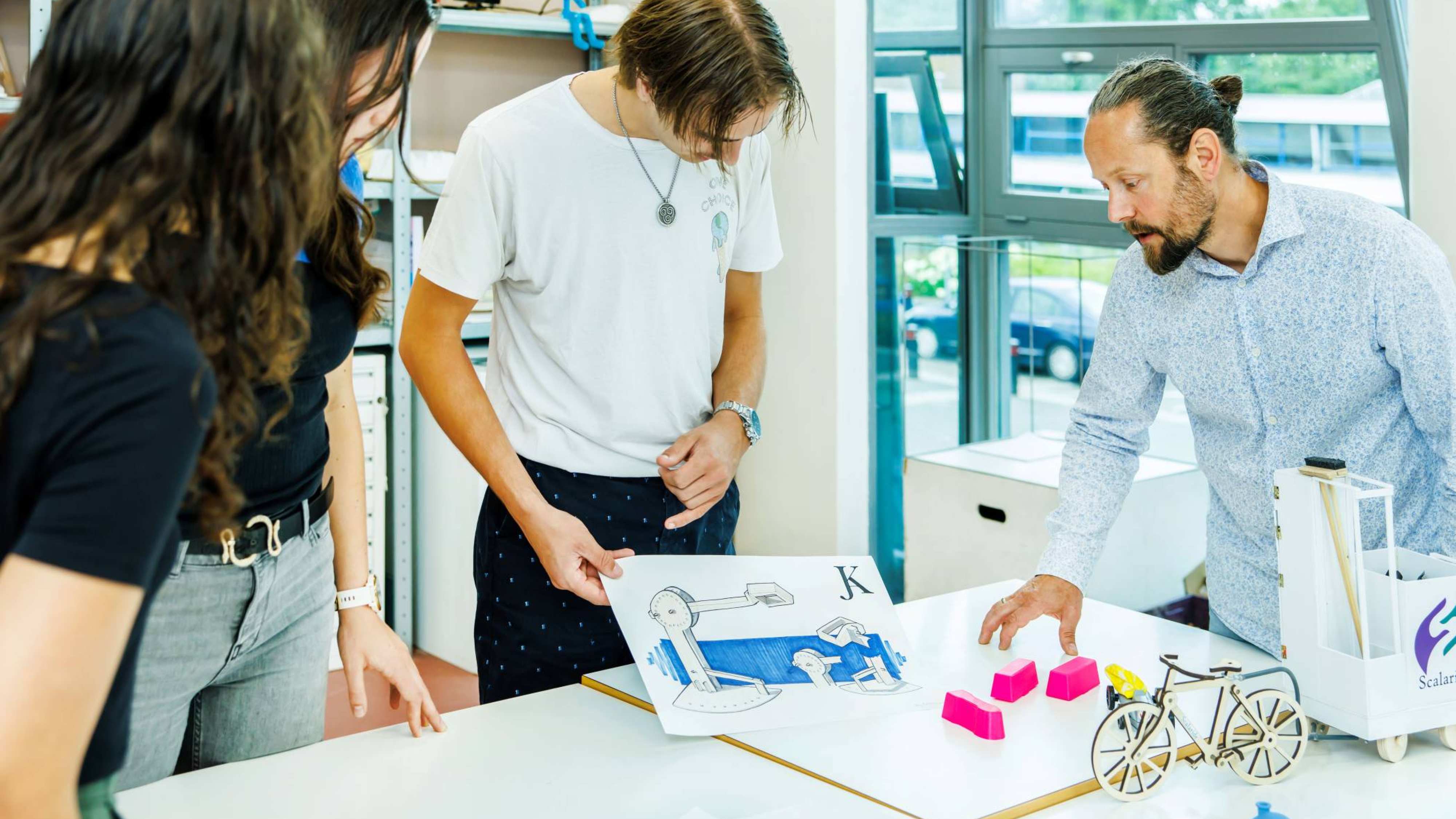 Studenten Industrieel Product Ontwerpen krijgen les van IPO-docent Wido