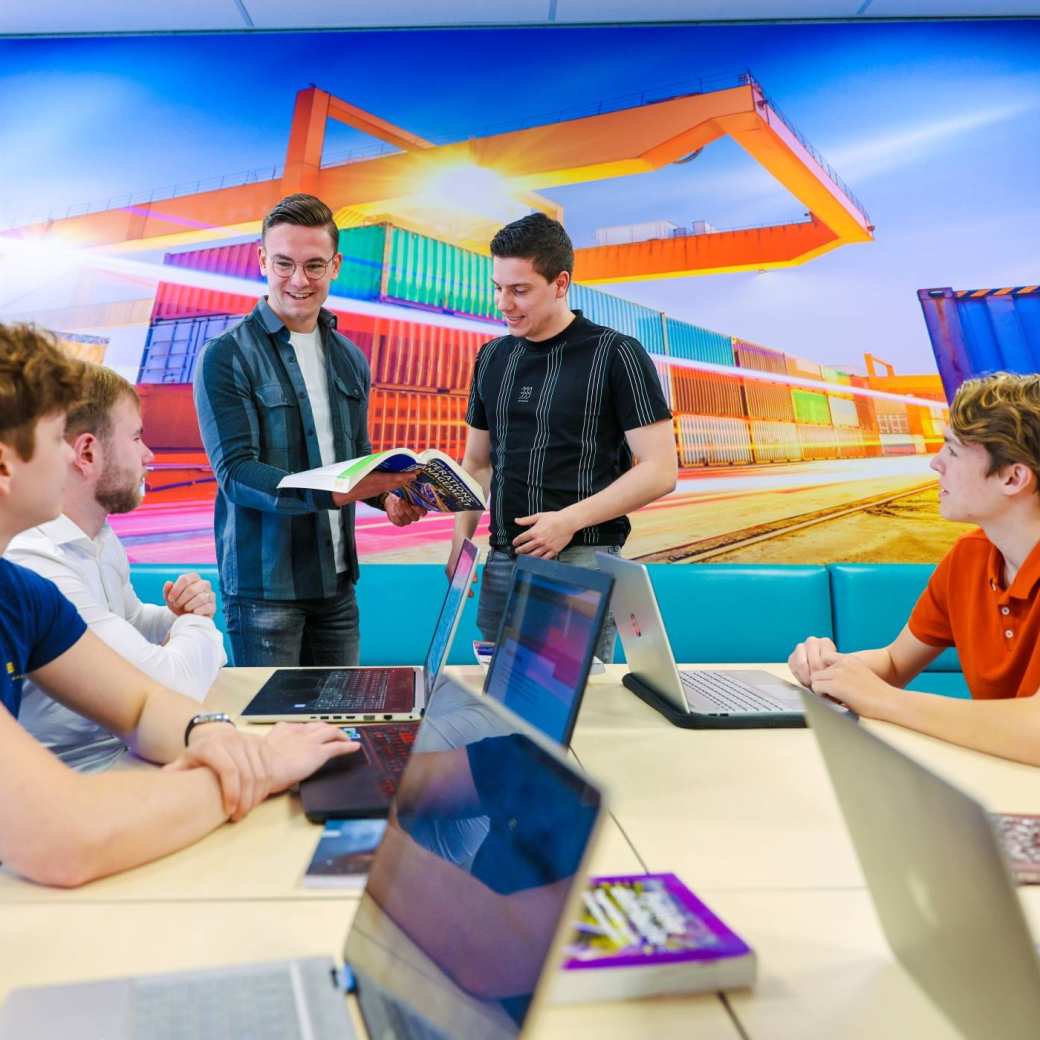 Logistics Management voltijd, LM, foto 7974, studenten werken samen in het lokaal met laptops