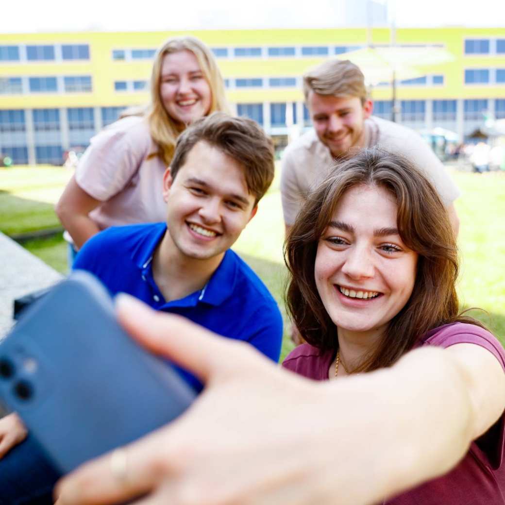 Studenten buiten mobiel selfie