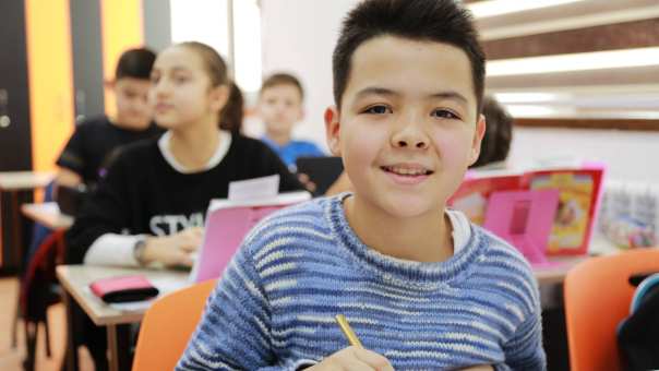 po kinderen in een rij in de gymzaal