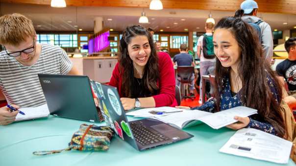 studenten lachend met laptop