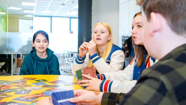 Kinderen in gesprek over kaartspel 