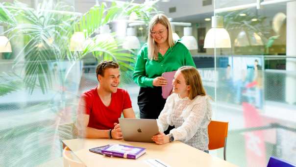 Studenten Human Resource Management overleggen