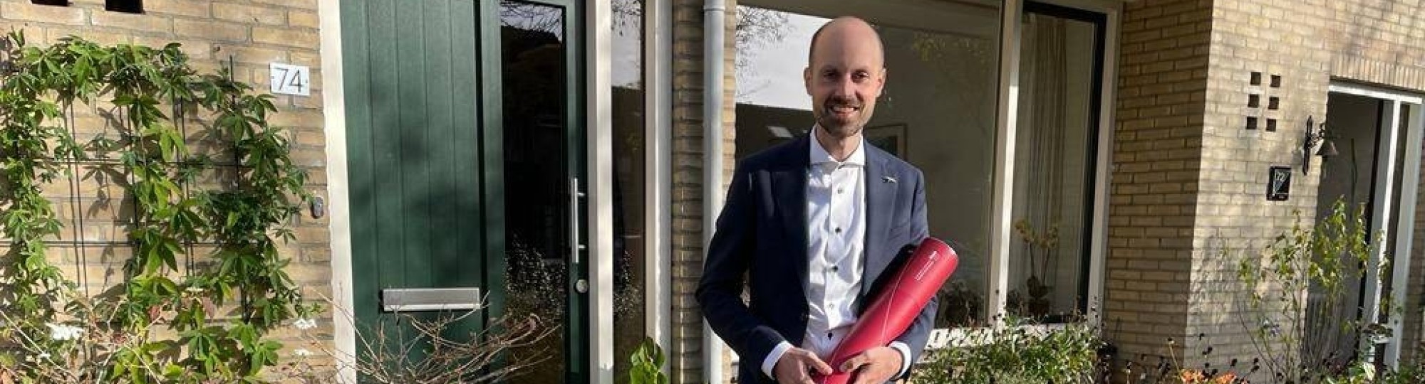 Jos Borkent met zijn boel voor zijn huis