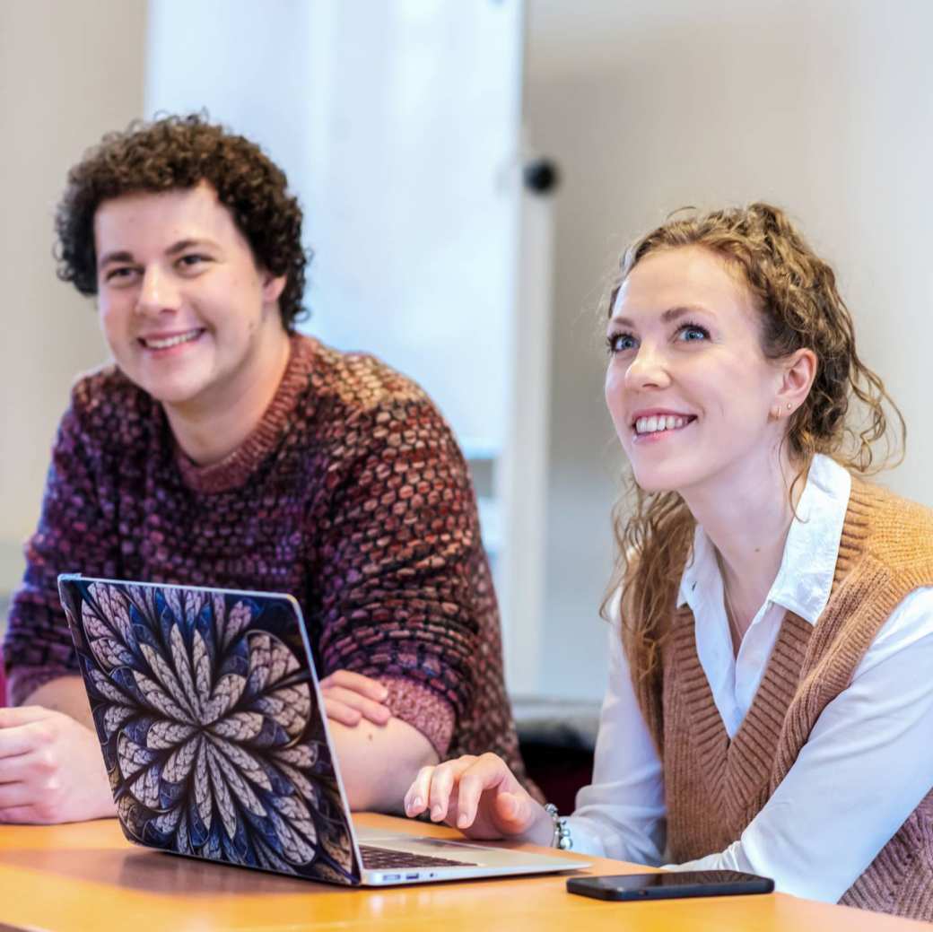 2 Physician Assistants in opleiding zitten achter hun laptop en luisteren naar uitleg