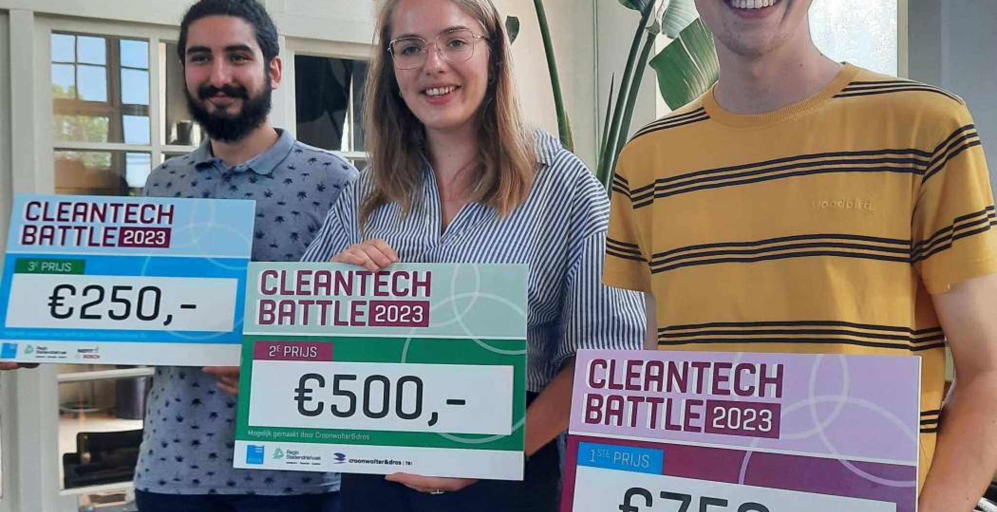 Winnaars van de Cleantech Battle 2023: HAN IPO-student Bart Wegh (1e prijs), Hester Stolk student Natuur en Milieu aan mbo Yuverta in Velp (2e prijs) en Faik Durmus, Saxion-student Chemische Technologie & Technische Bedrijfskunde (3e prijs). Foto: Femmy van den Elsaker