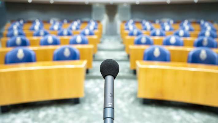 Fotografie van microfoon Tweede Kamer ter illustratie. 