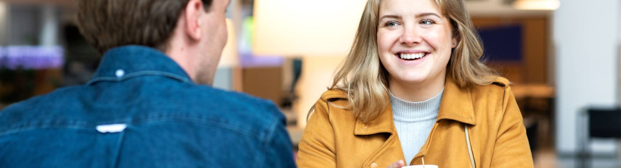 Kapittelweg 33 Nijmegen Ergotherapie studeren hbo opleiding studenten kantine met laptop