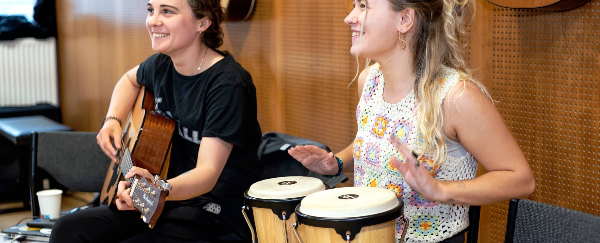 2 meisjes spelen muziek in muzieklokaal