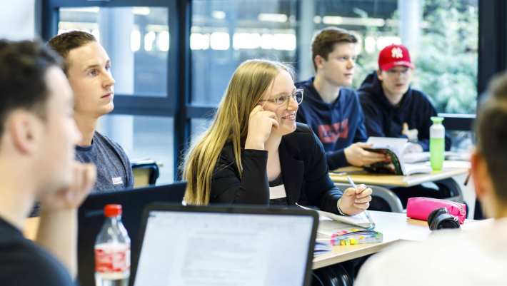 Studenten in lokaal studente met bril