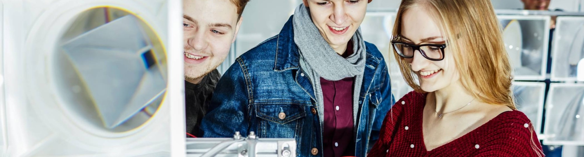 studenten bij zonnepaneel lachen