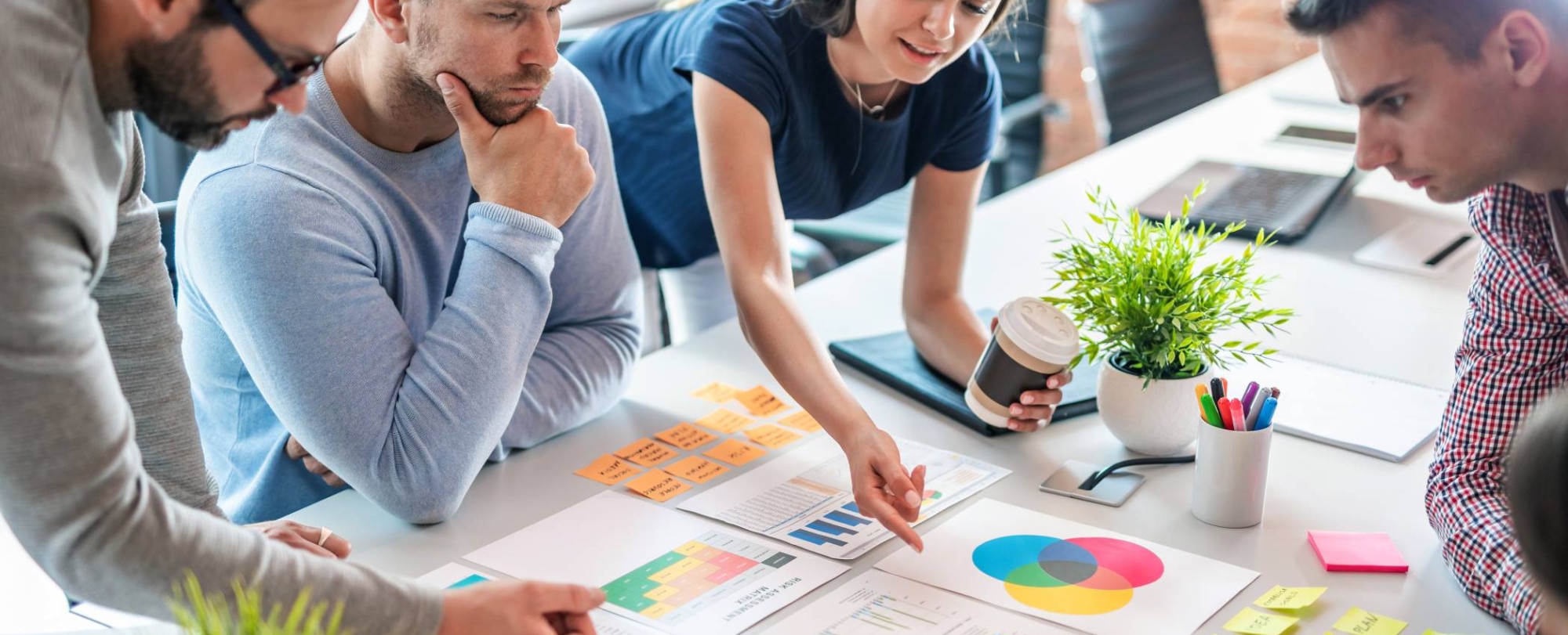 Deelnemers aan de post-hbo opleiding Contentmarketing en contentstrategie werken samen een customer journey uit met post-its op de muur op de HAN campus Arnhem.