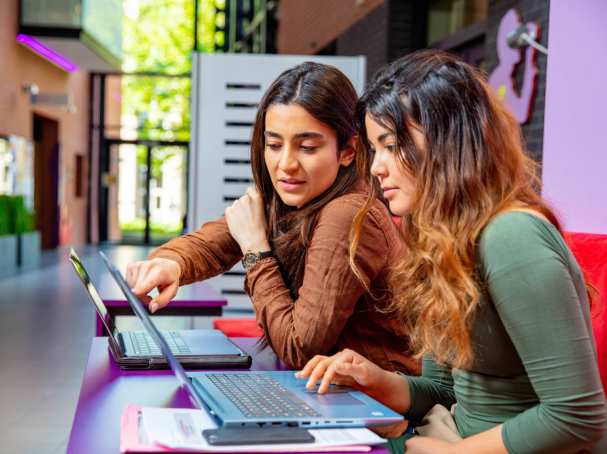 Twee studenten werken samen met laptop