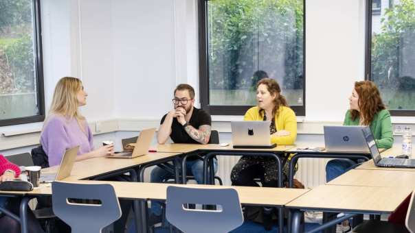 Casuïstiekbespreking studenten van de Master Advanced Nursing Practice onder begeleiding van een docent op de HAN in Nijmegen.