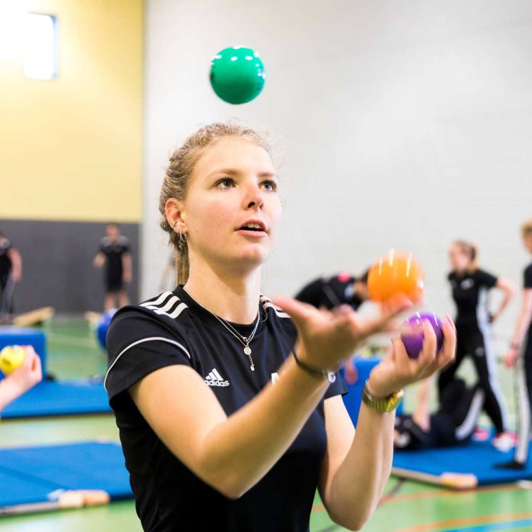 Pabo-ALO student jongleert in gymzaal