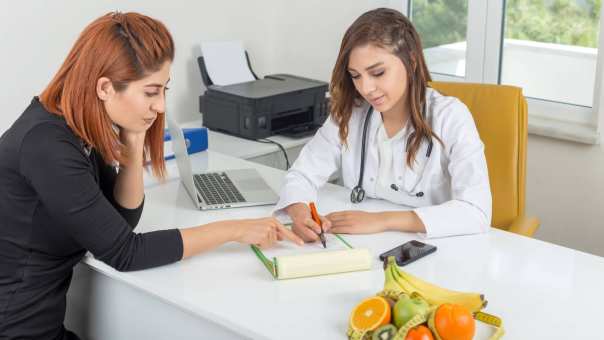 bespreekt dieetplan met vrouw