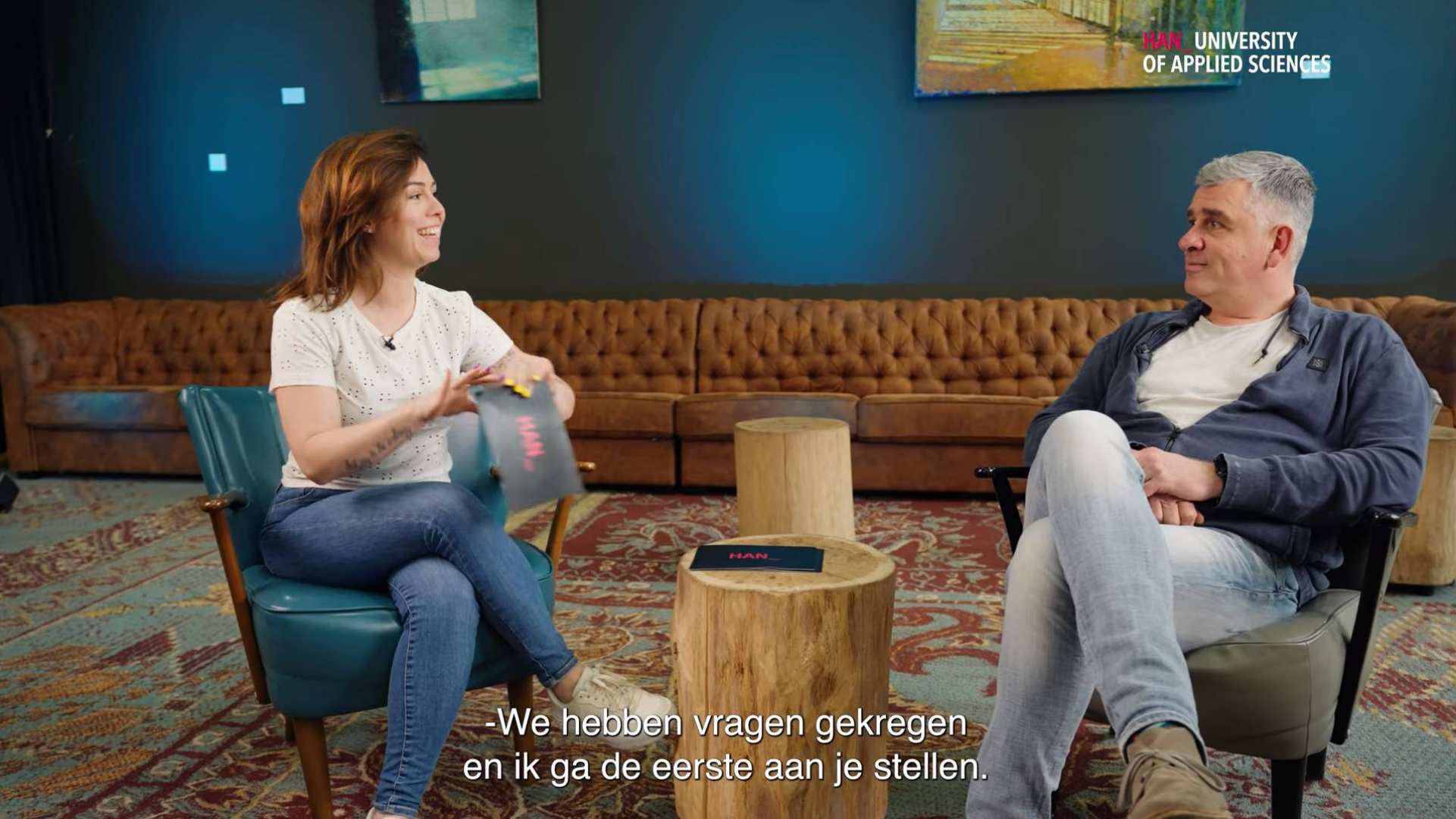 Screenshot uit de video voor Learning & Development in organisations. Studenten Maaike en Erik vertellen over de opleiding.