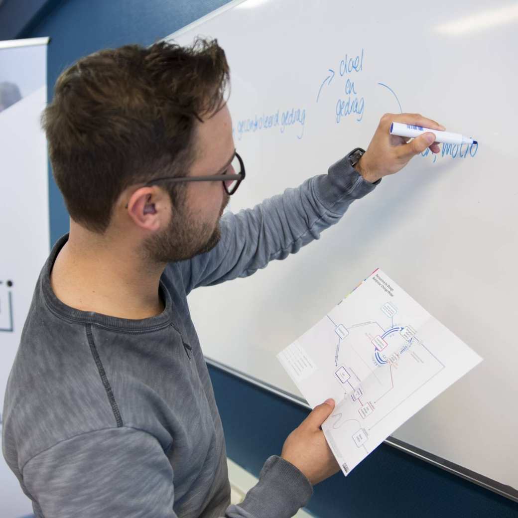 cmd student schrijft op borg met markerstift