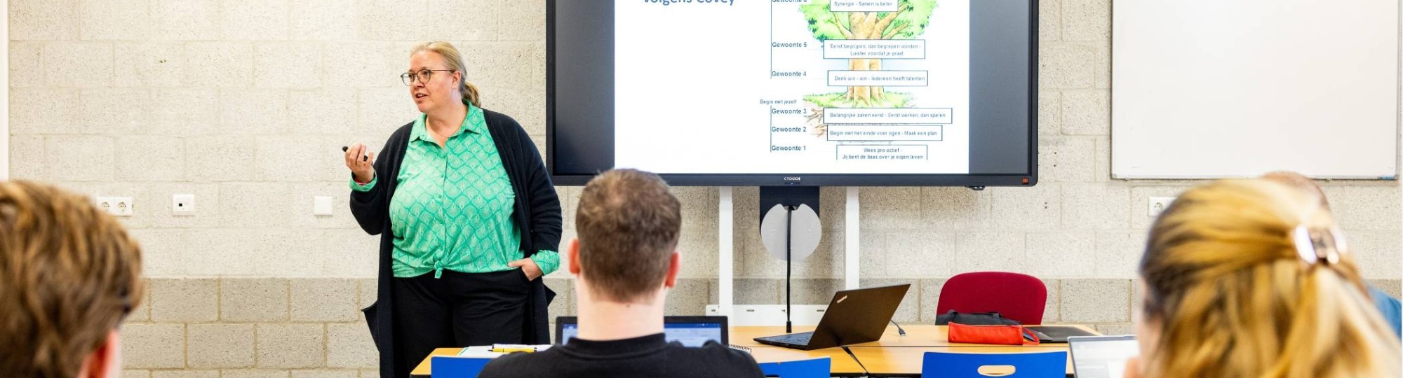 Studenten van Bedrijfskunde deeltijd in de klas luisteren naar een docent