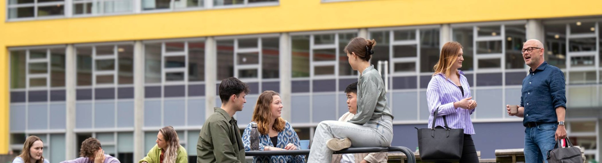 Studenten op de HAN Campus voor het onderwijsgebouw van HAN Engineering en Automotive