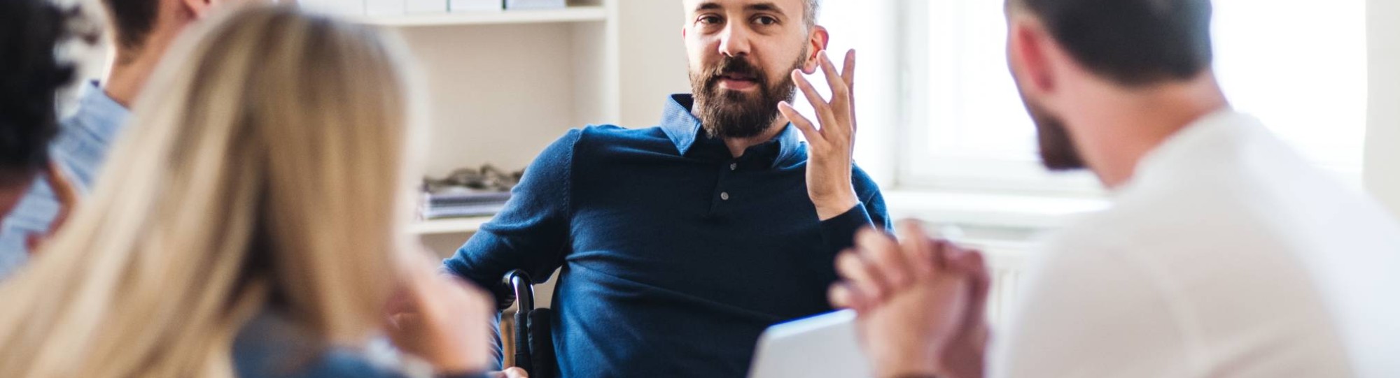 collega's in gesprek op kantoor