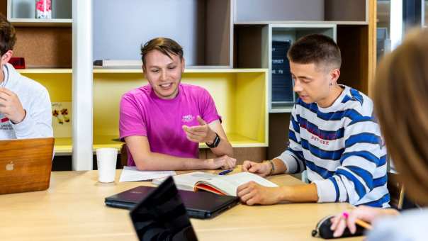 Studenten van de 2 jarige hbo-opleiding Bedrijfskunde Sustainable International Business studeren samen voor een betere transitie naar een duurzame samenleving.