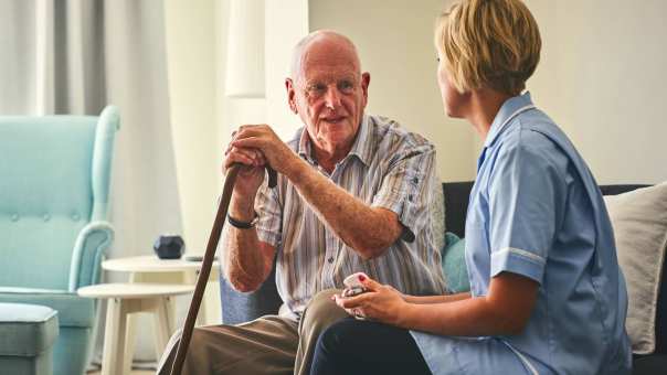 ouderenzorg met patient