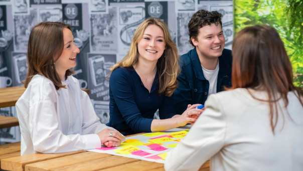 Commerciële Economie studenten aan het werk