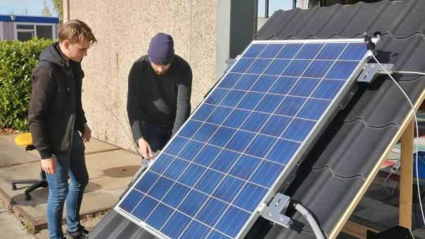 Studenten testen een nieuwe manier om een warmtepomp met zonnepanelen te gebruiken op het IPKW in Arnhem