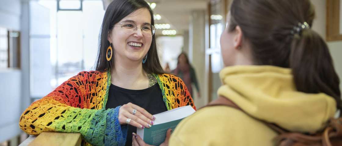 lachende student in gesprek met andere student van de Educatie masteropleidingen 