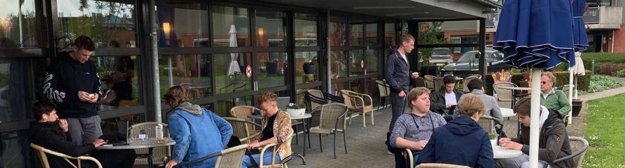 Studenten aan het werk in Dichteren, Doetinchem, pressure cooker - Nico Hoeijmans